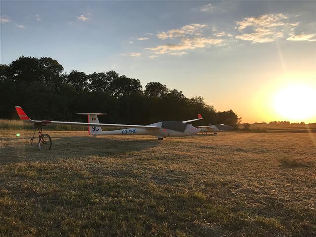 Photo au crépuscule du remorqueur du CEVV dans le hangar, le Robin DR400.